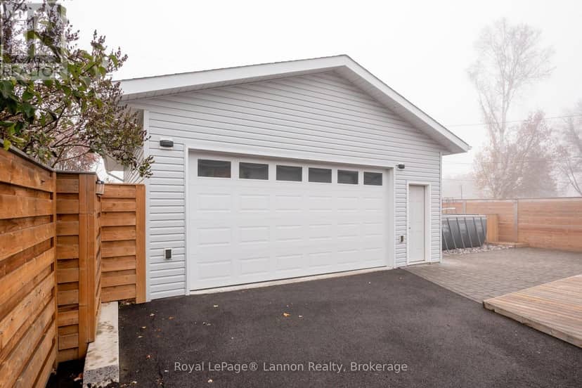 524 Wiltshire Crescent — photo 38 of 40