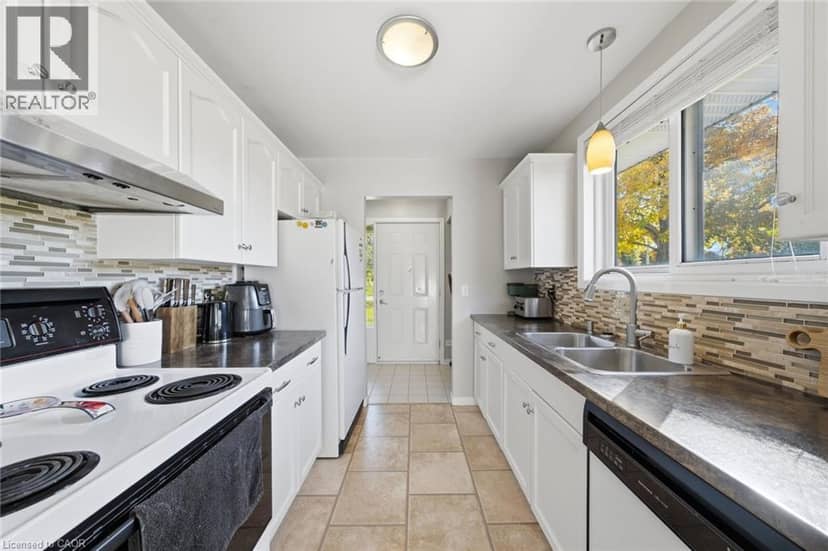 22 MCKAY Street — photo 11 of 40