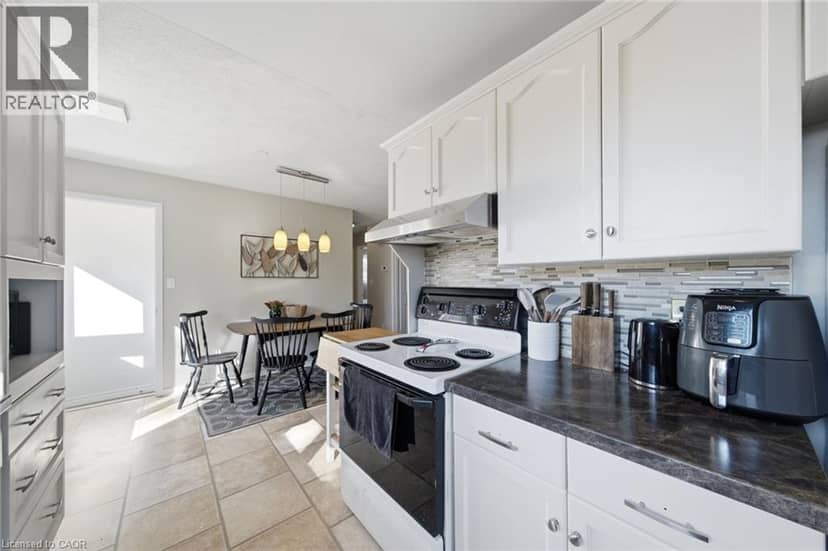 22 MCKAY Street — photo 10 of 40