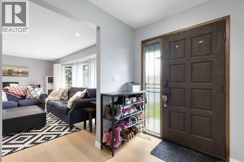 2320 58 Avenue SW — photo 11 of 40