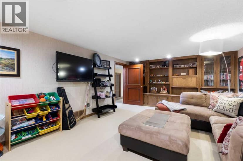2320 58 Avenue SW — photo 32 of 40