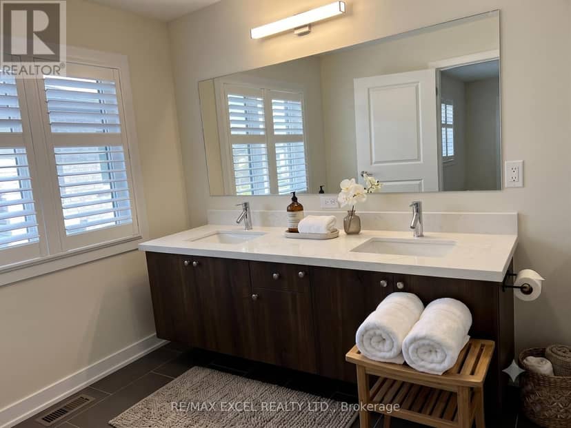 8 Helliwell Crescent — photo 12 of 18