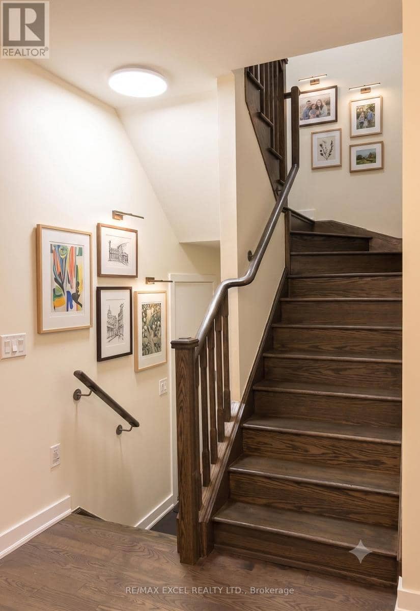 8 Helliwell Crescent — photo 7 of 18