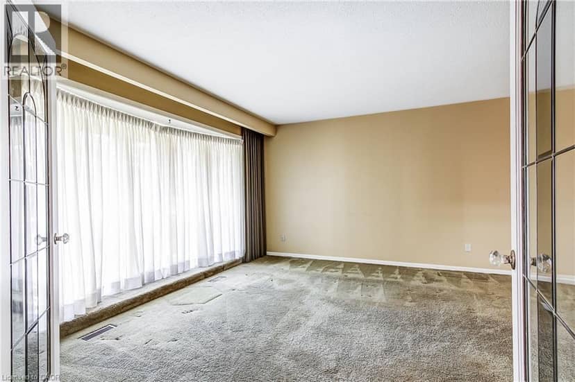1360 MAJESTIC Drive, Burlington, photo 6