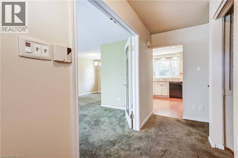 1360 MAJESTIC Drive, Burlington, photo 4