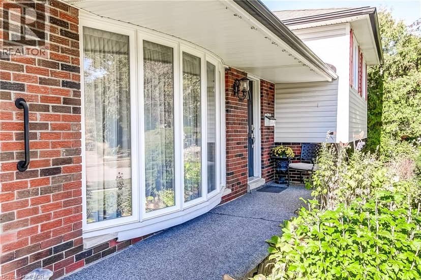 1360 MAJESTIC Drive, Burlington, photo 2