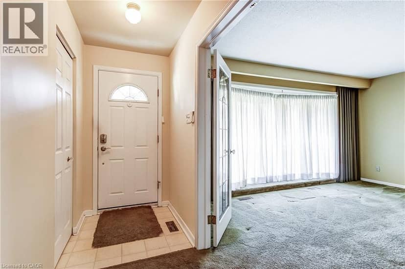 1360 MAJESTIC Drive, Burlington, photo 3