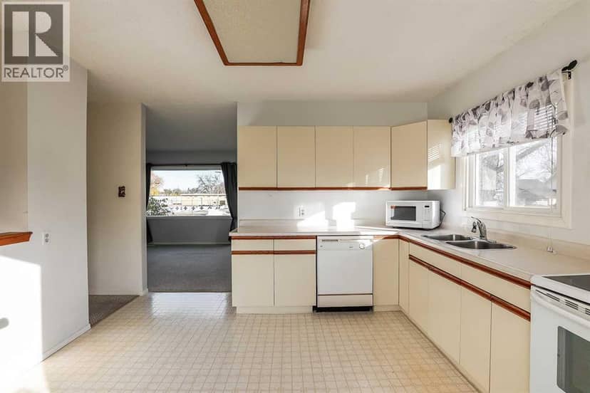 77 9 Street NE — photo 10 of 32