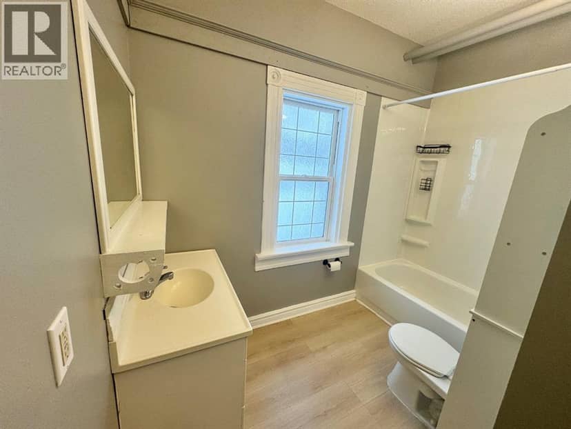 804 8 Street SE — photo 9 of 40