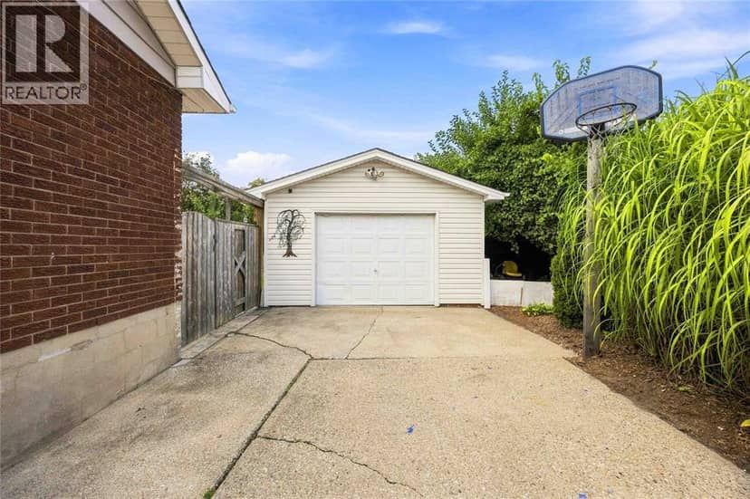 820 Woodward Crescent — photo 37 of 40