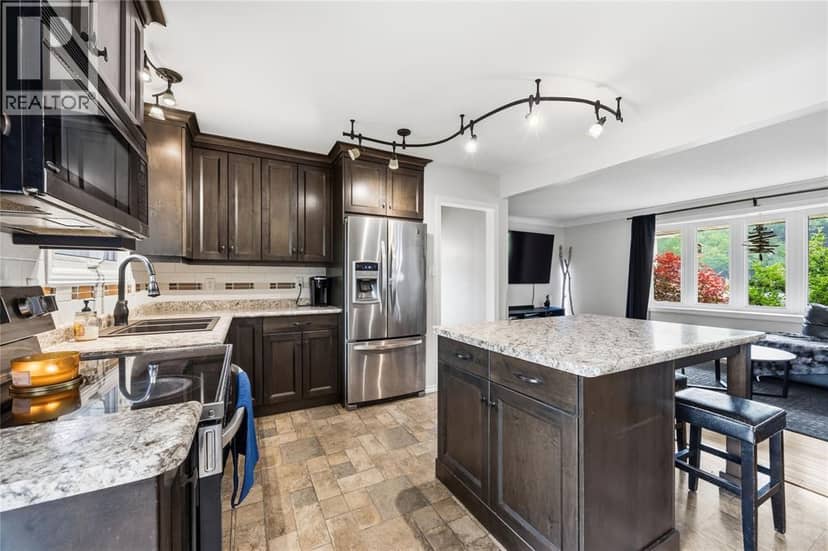 820 Woodward Crescent — photo 10 of 40