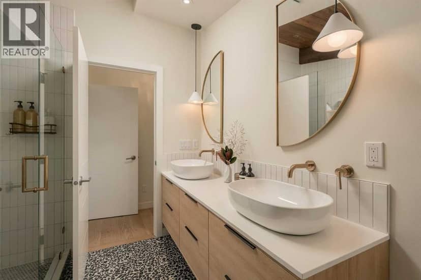 2740 Lionel Crescent SW — photo 19 of 40