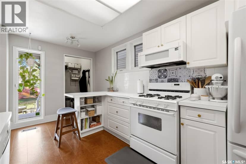 2340 Montague STREET — photo 9 of 34