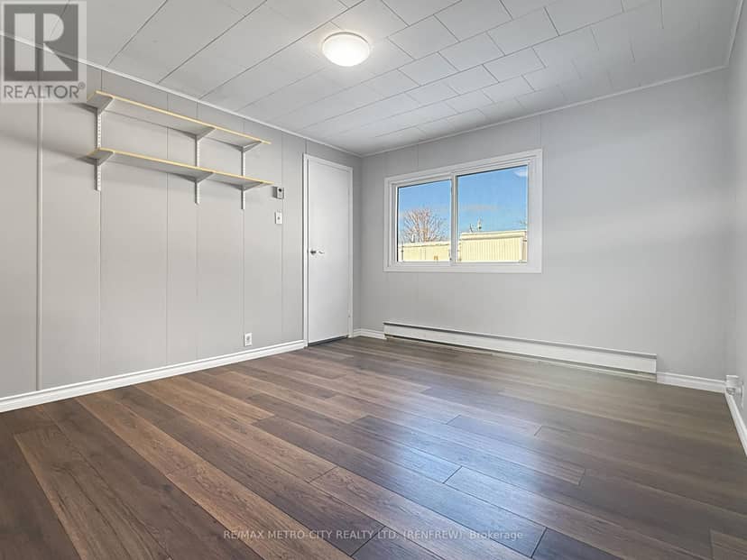33 Julie Lane — photo 10 of 14