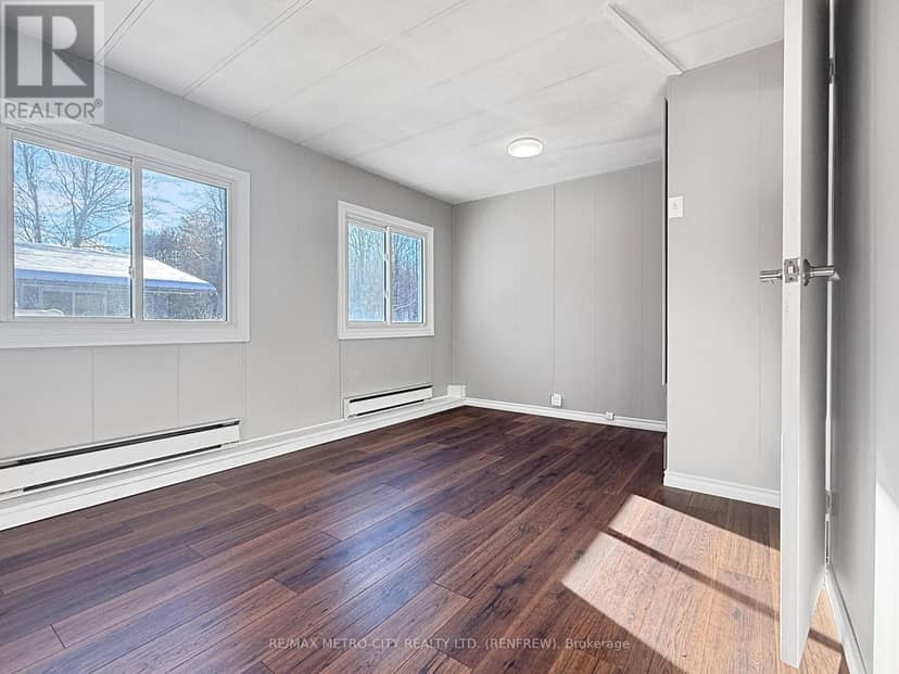 33 Julie Lane — photo 13 of 14