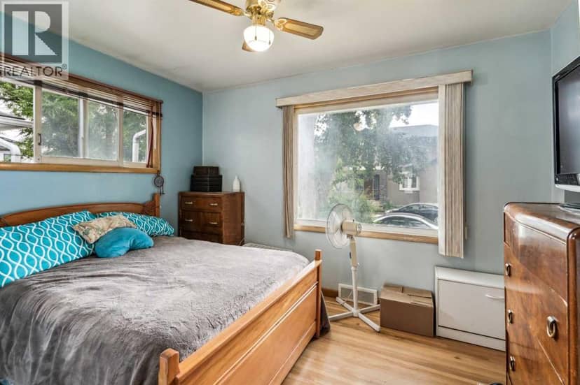 2029 Mountview Crescent NE — photo 11 of 32