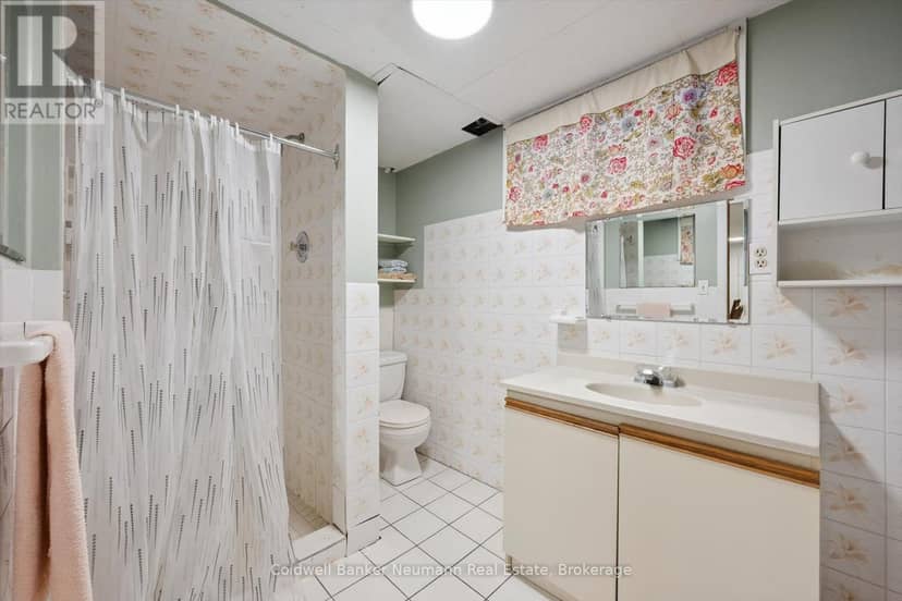 48 Westminster Avenue — photo 26 of 33
