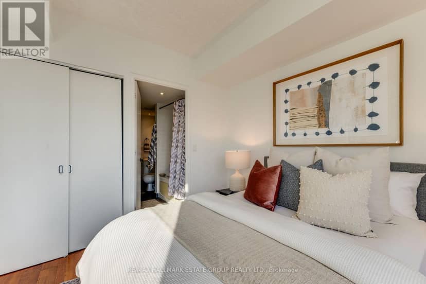 2201 - 285 Mutual Street — photo 22 of 40