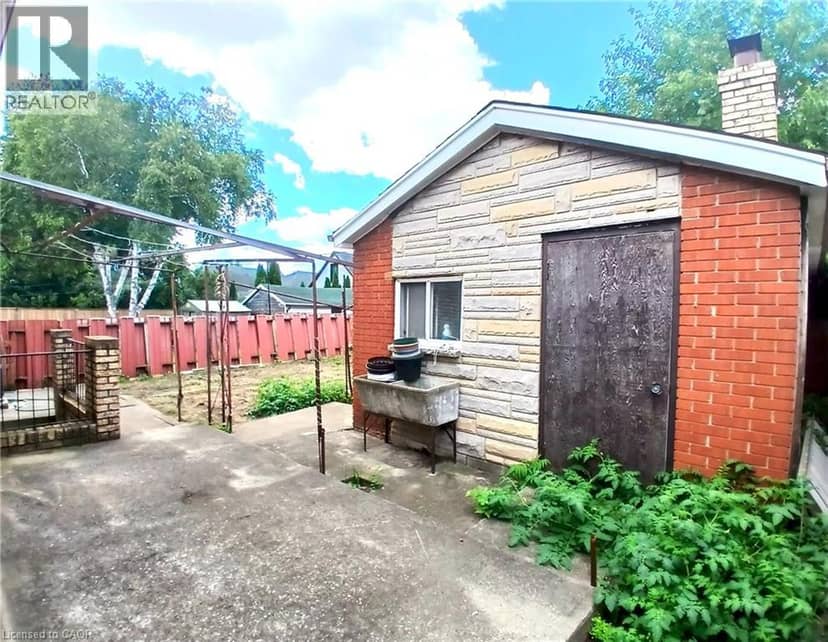 118 CRAIGROYSTON Road — photo 32 of 38