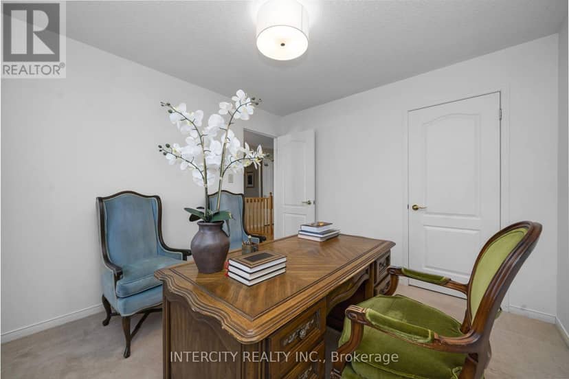35 Avro Road — photo 27 of 40