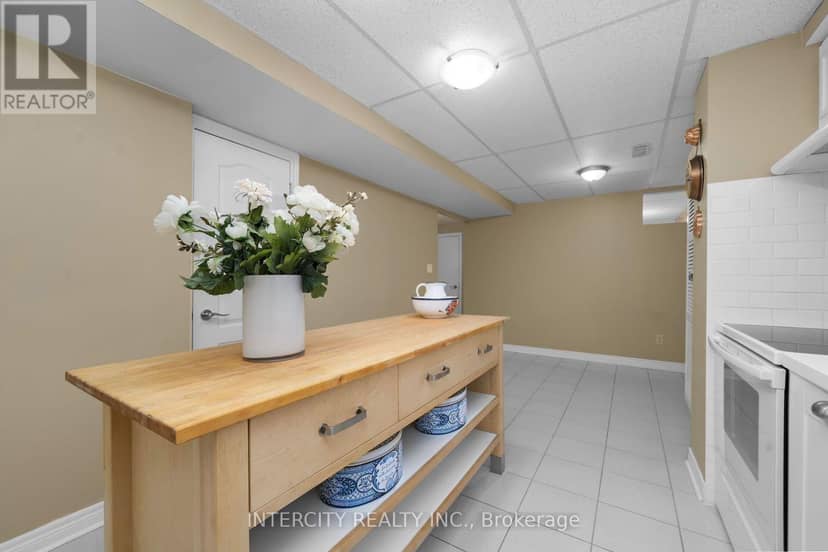 35 Avro Road — photo 34 of 40