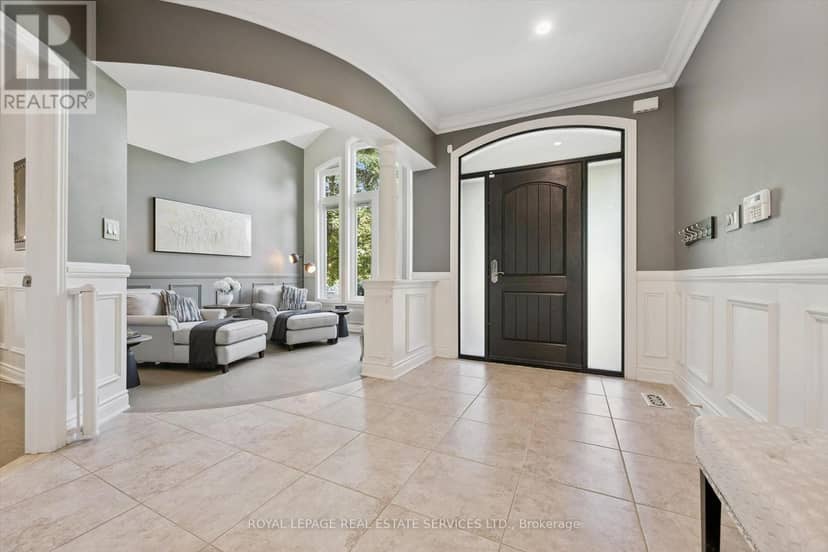 1036 Valley Crest Circle, Oakville, photo 2