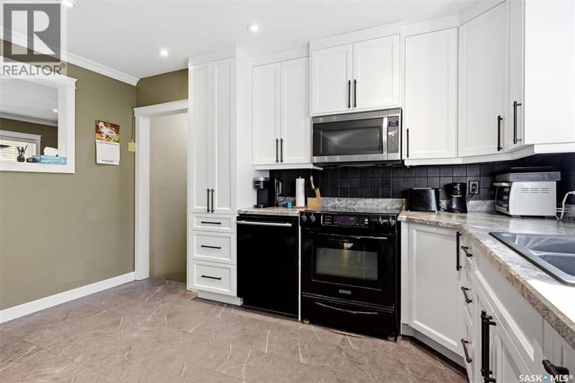 304 Halifax STREET N — photo 9 of 40