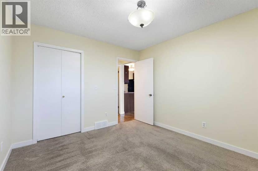 20 Dalhousie Crescent NW — photo 17 of 38