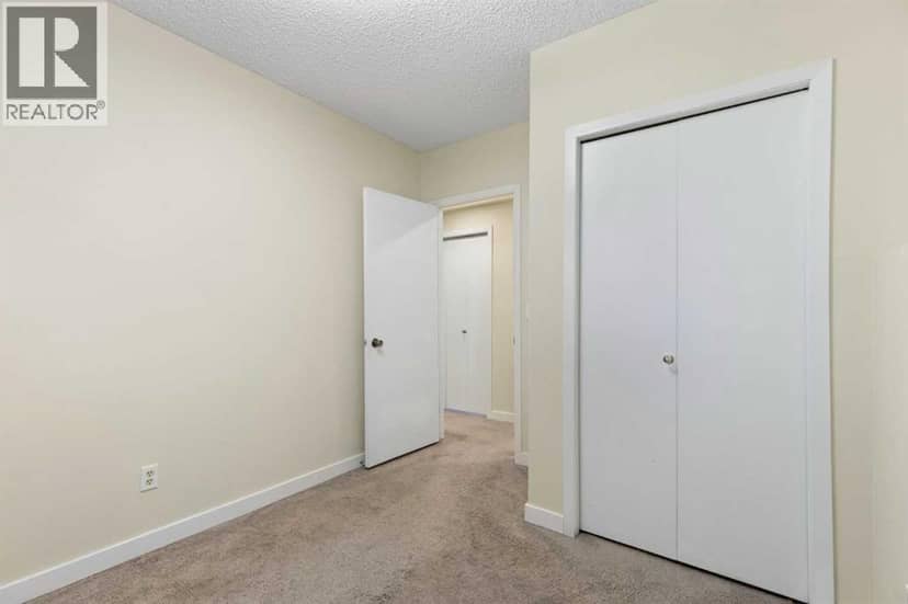 20 Dalhousie Crescent NW — photo 27 of 38