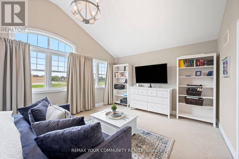 78 Alex Campbell Crescent — photo 17 of 32