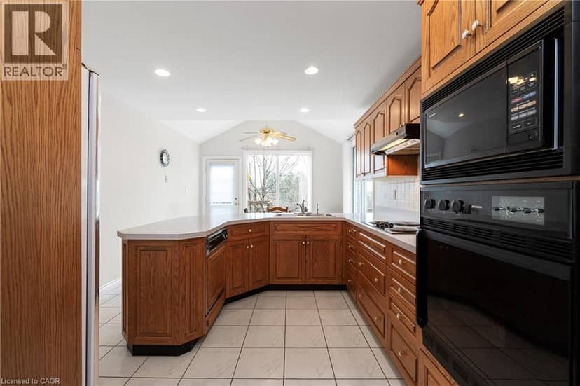 36 BUCKINGHAM Drive — photo 9 of 40