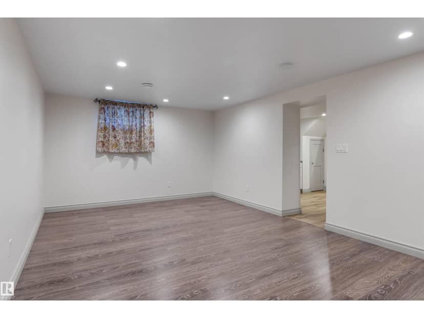 11643 137 ST NW — photo 35 of 40