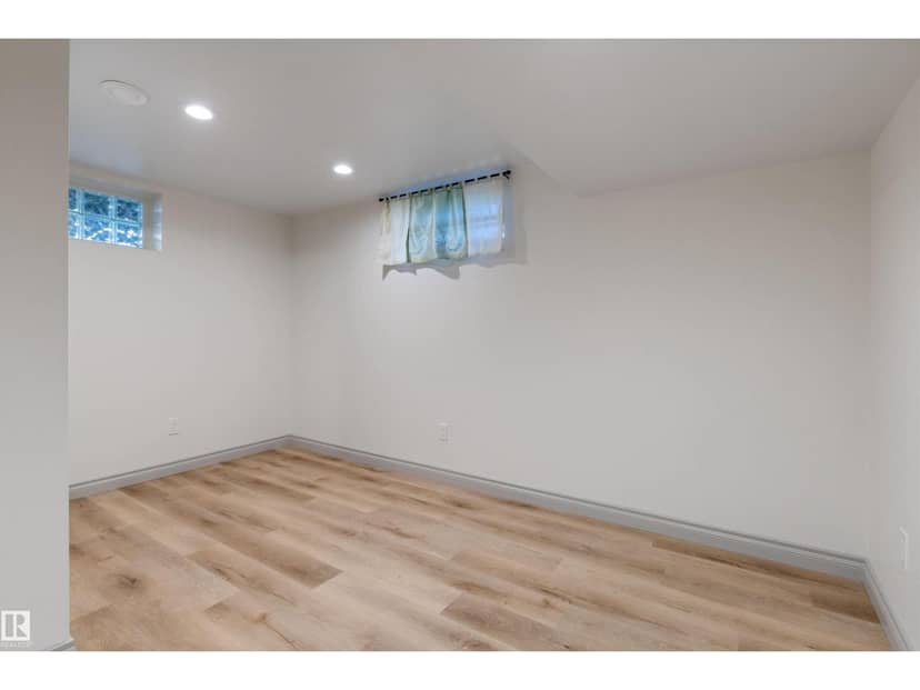 11643 137 ST NW — photo 32 of 40