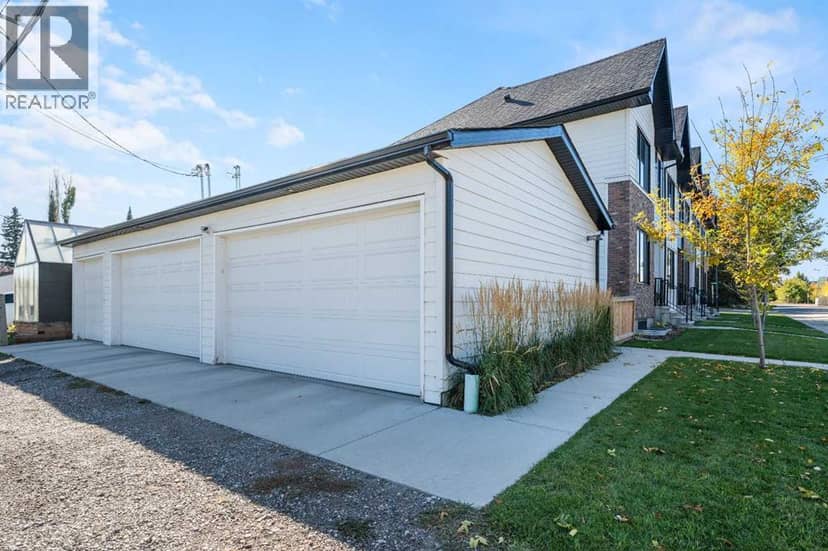 2183 49 Avenue SW — photo 31 of 33