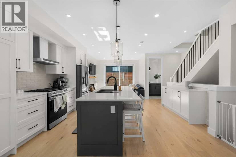 2183 49 Avenue SW, Calgary, photo 2