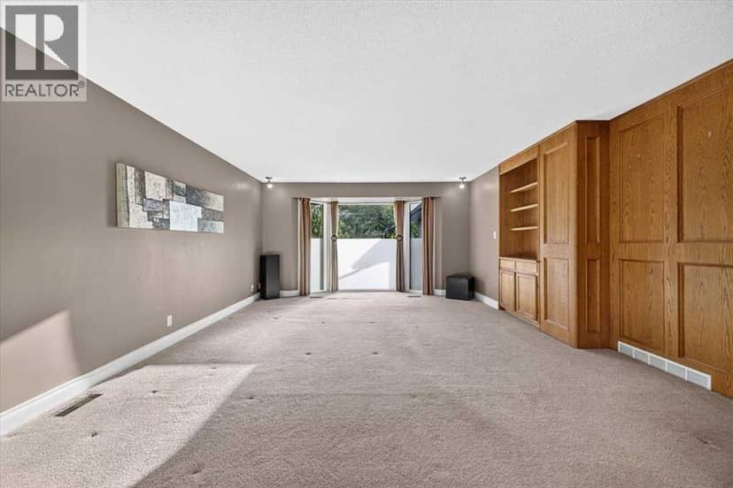 4015 45 Street SW — photo 13 of 40
