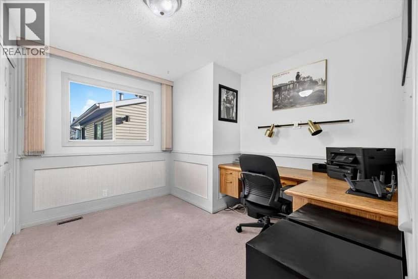 4015 45 Street SW — photo 17 of 40