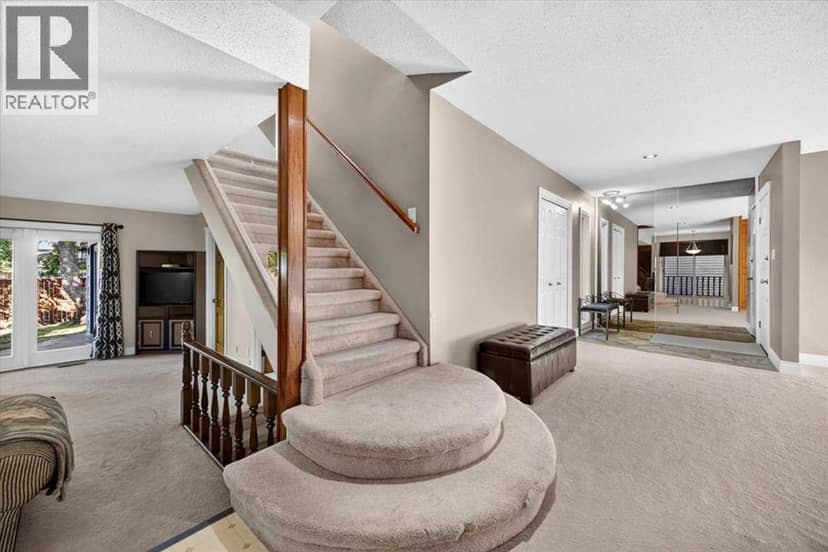 4015 45 Street SW — photo 22 of 40