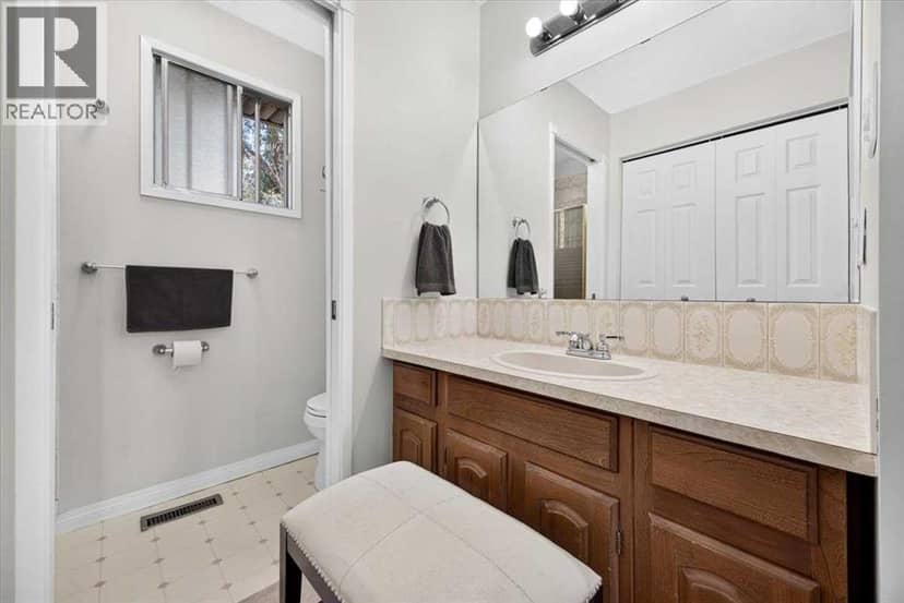 4015 45 Street SW — photo 25 of 40