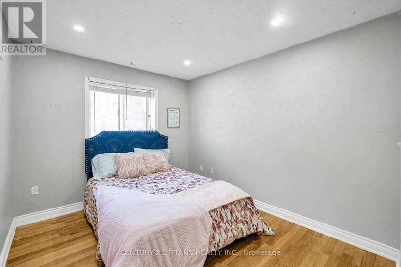 51 Marchwood Crescent — photo 11 of 27