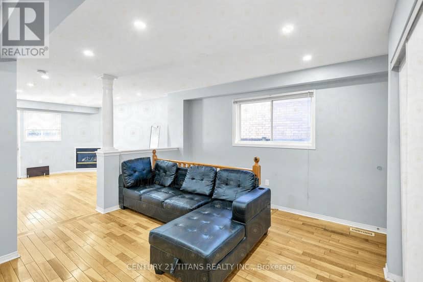 51 Marchwood Crescent — photo 13 of 27