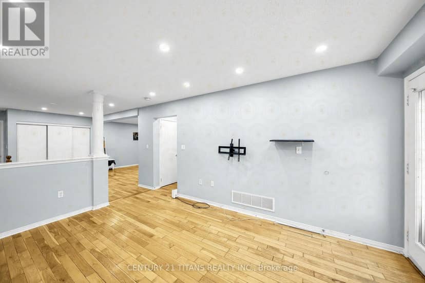 51 Marchwood Crescent — photo 15 of 27
