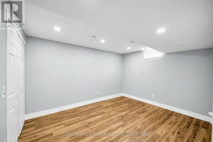 51 Marchwood Crescent — photo 21 of 27