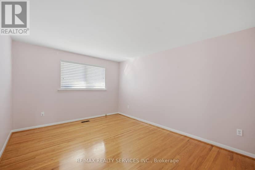 5 Drake Boulevard — photo 10 of 17