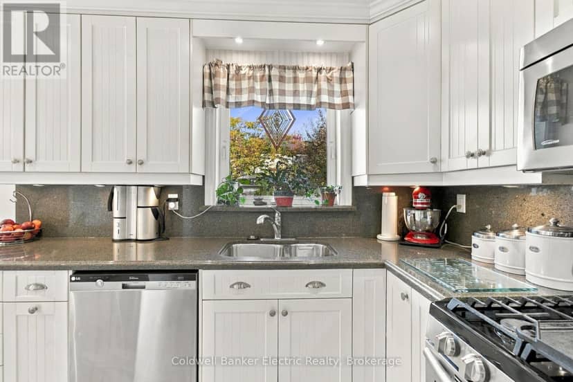 1007 Moorelands Crescent — photo 15 of 40
