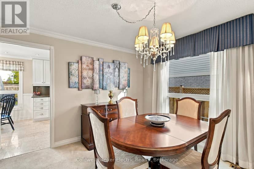 1007 Moorelands Crescent — photo 18 of 40