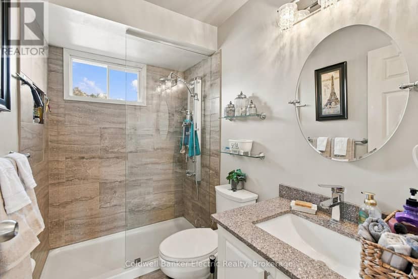 1007 Moorelands Crescent — photo 31 of 40