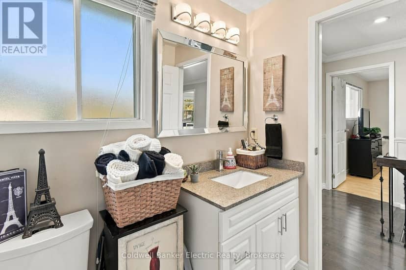 1007 Moorelands Crescent — photo 32 of 40