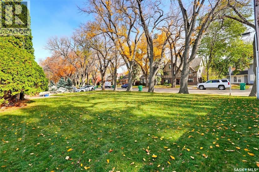 327 Saskatchewan CRESCENT W — photo 14 of 40