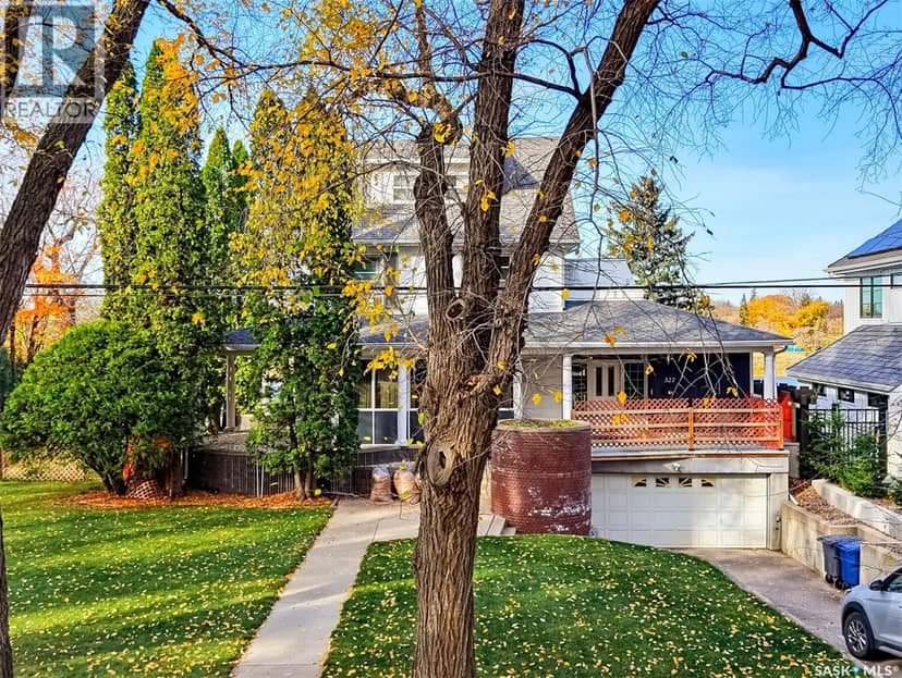 327 Saskatchewan CRESCENT W — photo 12 of 40